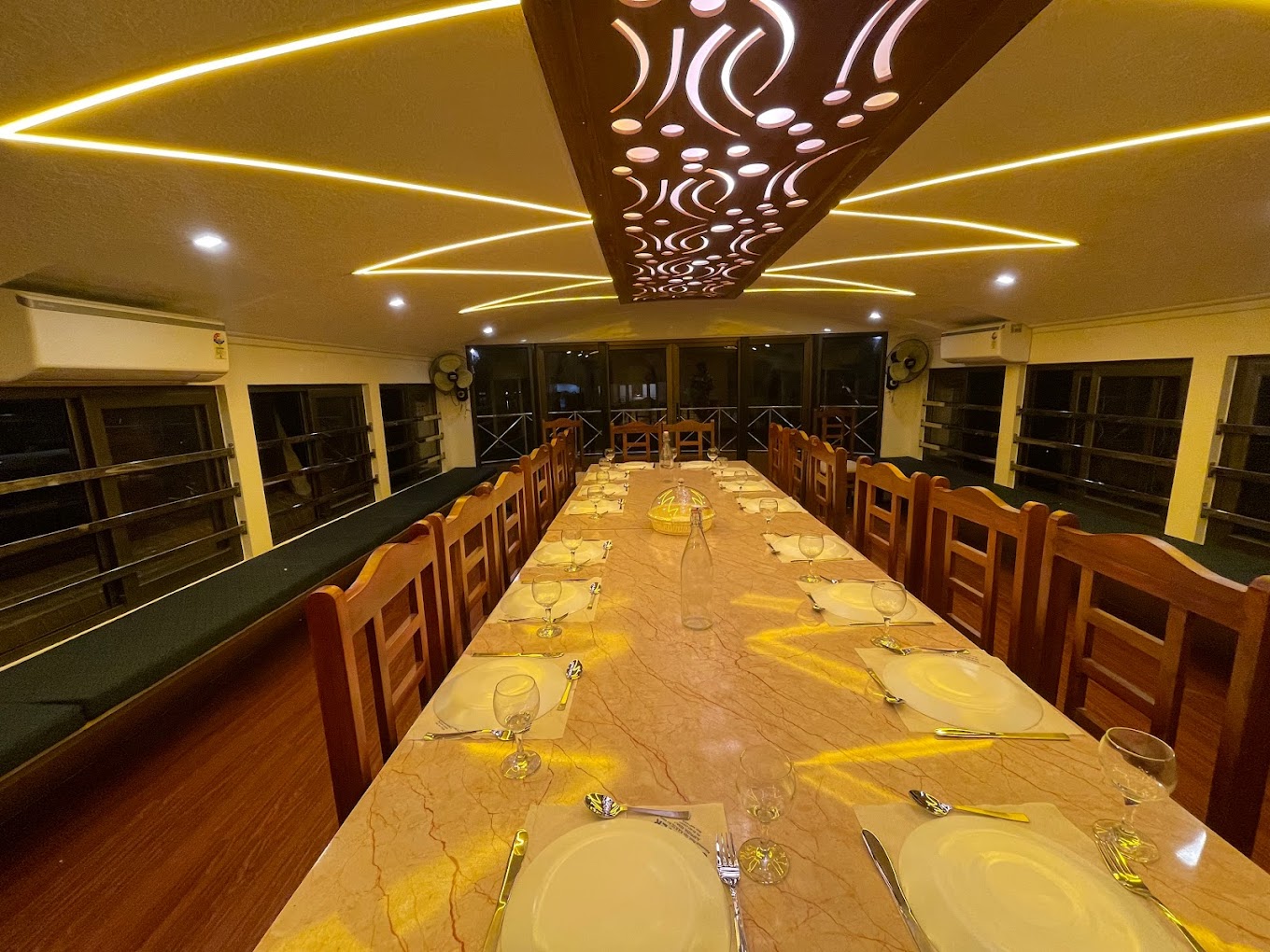 6 Bedroom Deluxe Houseboat With Upper Deck in Pallathuruthy
