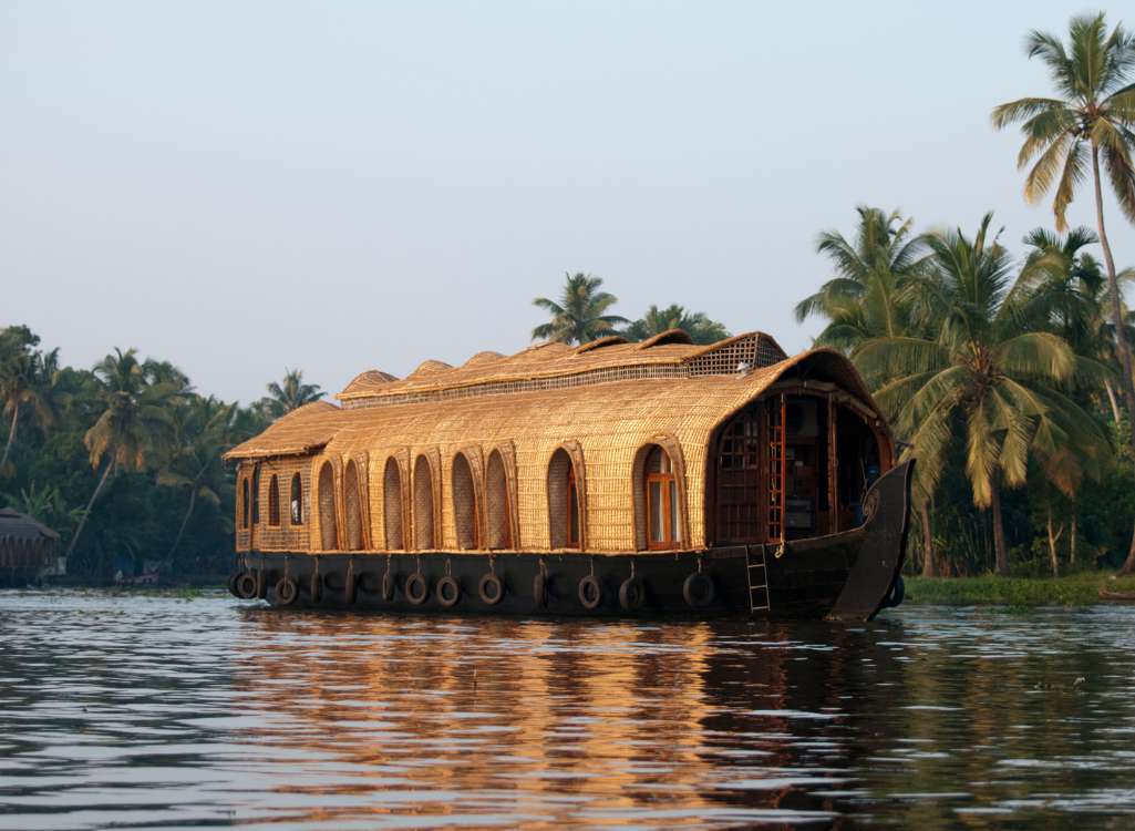 Munnar & Thekkady Wildlife Tour Package (4 Nights / 5 Days) from Madurai in Kochi Airport / Ernakulam Railway Station