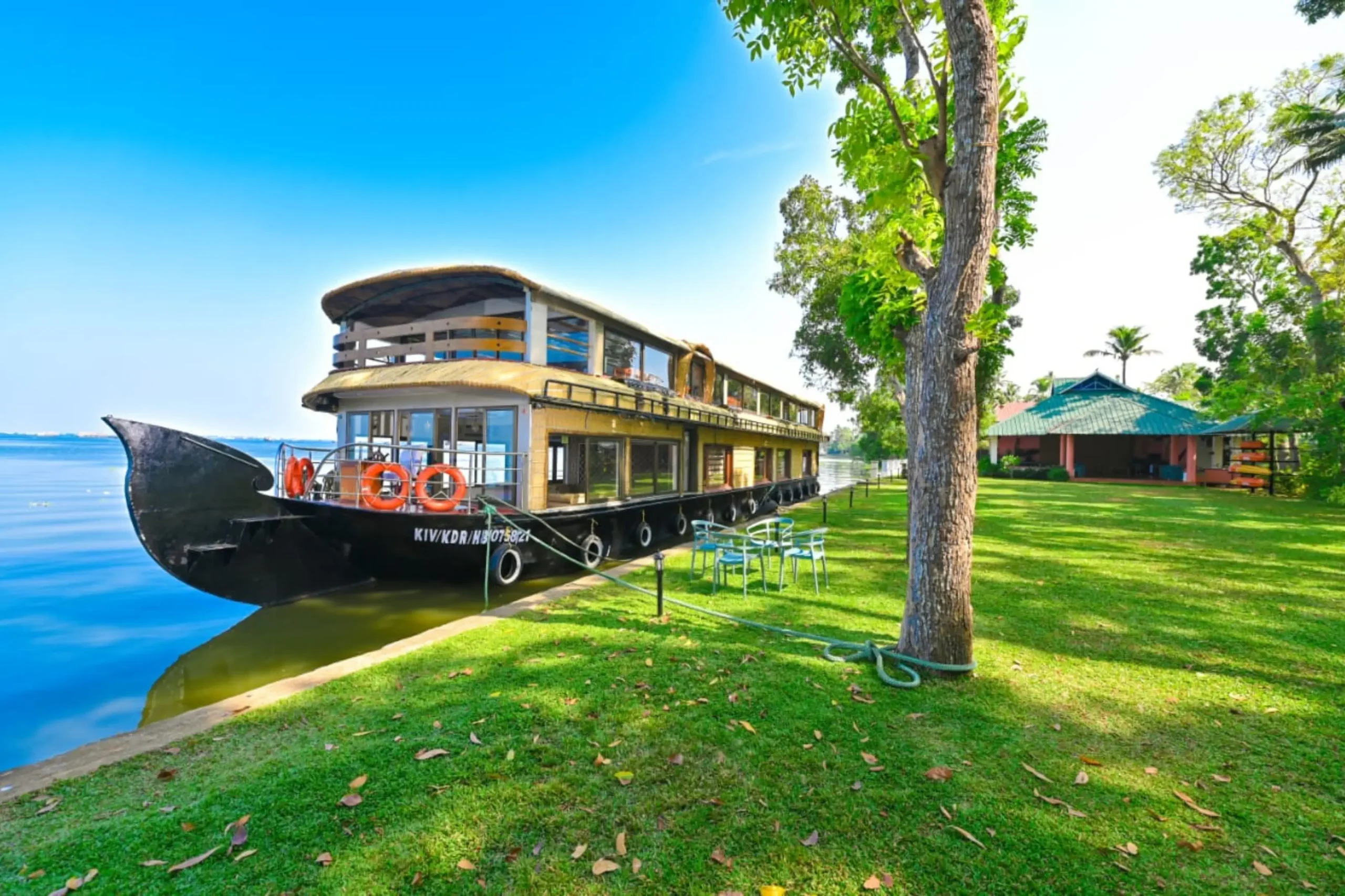 6 Bedroom Ultra Luxury Houseboat in Muhamma