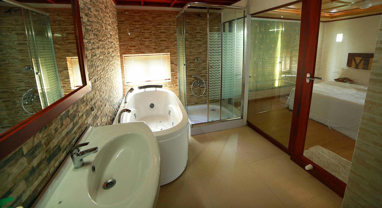 1 Bedroom Luxury Houseboat in Kumarakom Government Boat Jetty