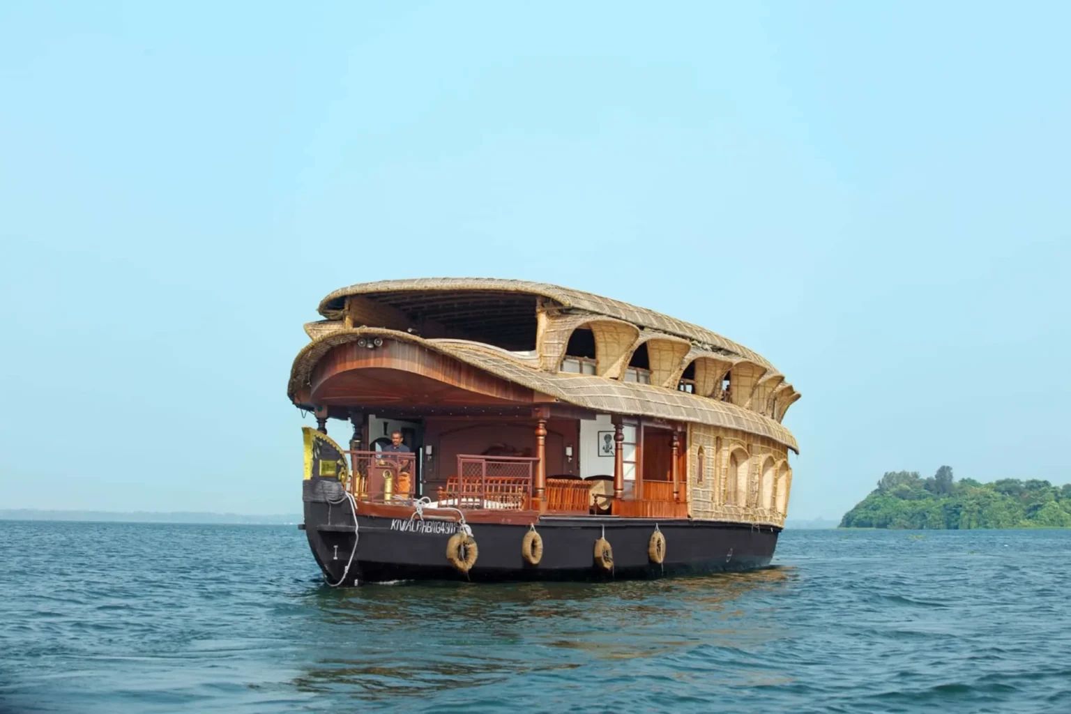Munnar, Thekkady & Alleppey Houseboat Package (5 Nights / 6 Days) from Coimbatore in Kochi Airport / Ernakulam Railway Station