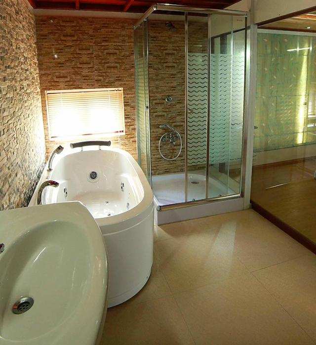 1 Bedroom Luxury Houseboat in Kumarakom Government Boat Jetty