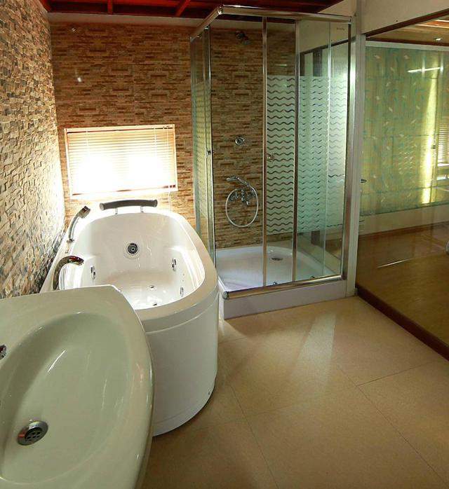 1 Bedroom Luxury Houseboat in Kumarakom Government Boat Jetty